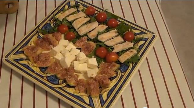 Insalata di pollo con feta e fichi