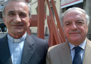 Achille Colombo Clerici con il vice prefetto della Biblioteca Ambrosiana Mons. Pierfrancesco Fumagalli. Alle loro spalle il monumento di Libeskind