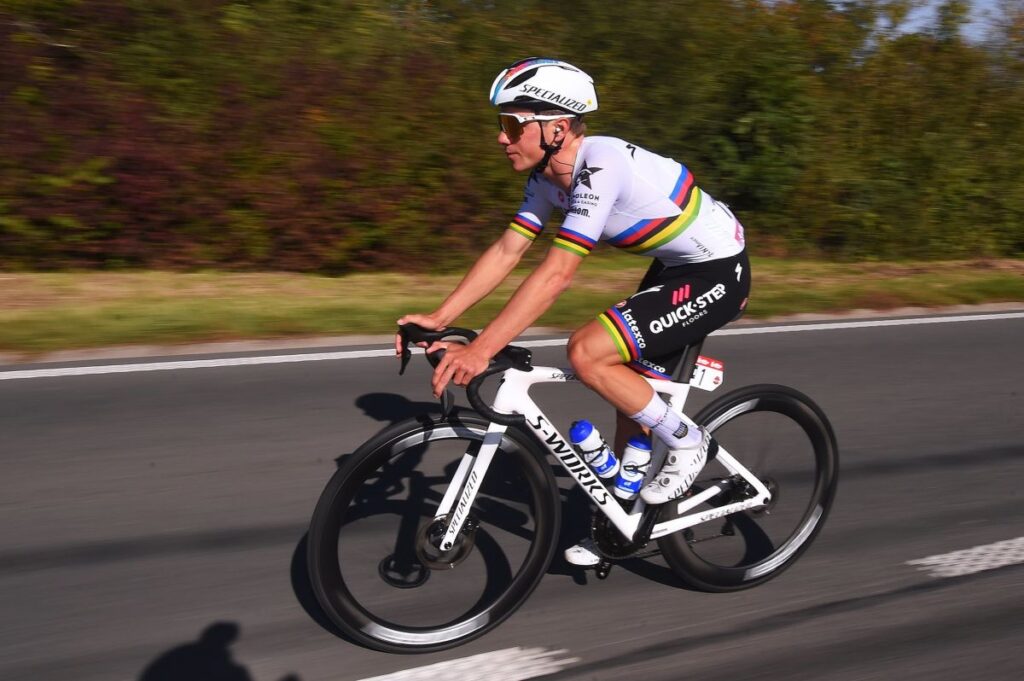 Remco Evenepoel con la maglia iridata